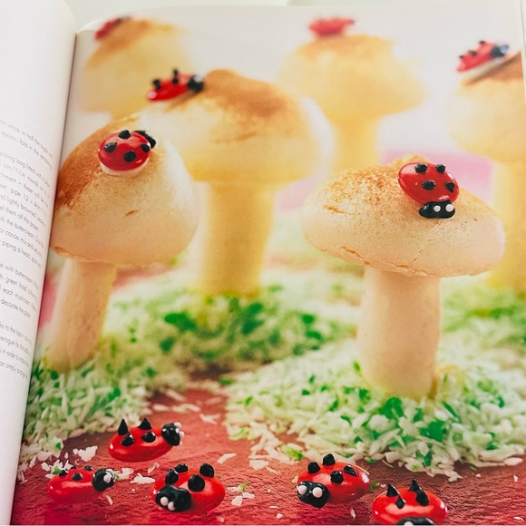 In The Royal Manner Paul Burrell Hardcover Book - Picture 9 of 16